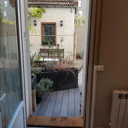 Apartamento Au Coeur Du Bourget, A Quelques Minutes De Paris : Studio En Rez De Jardin, Semi Privatif. *