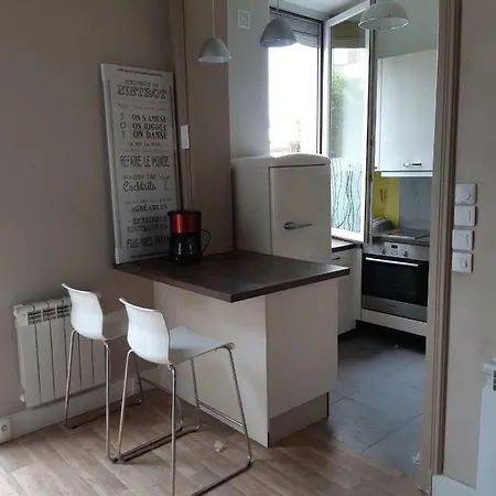 Au Coeur Du Bourget, A Quelques Minutes De Paris : Studio En Rez De Jardin, Semi Privatif. Apartamento Le Bourget